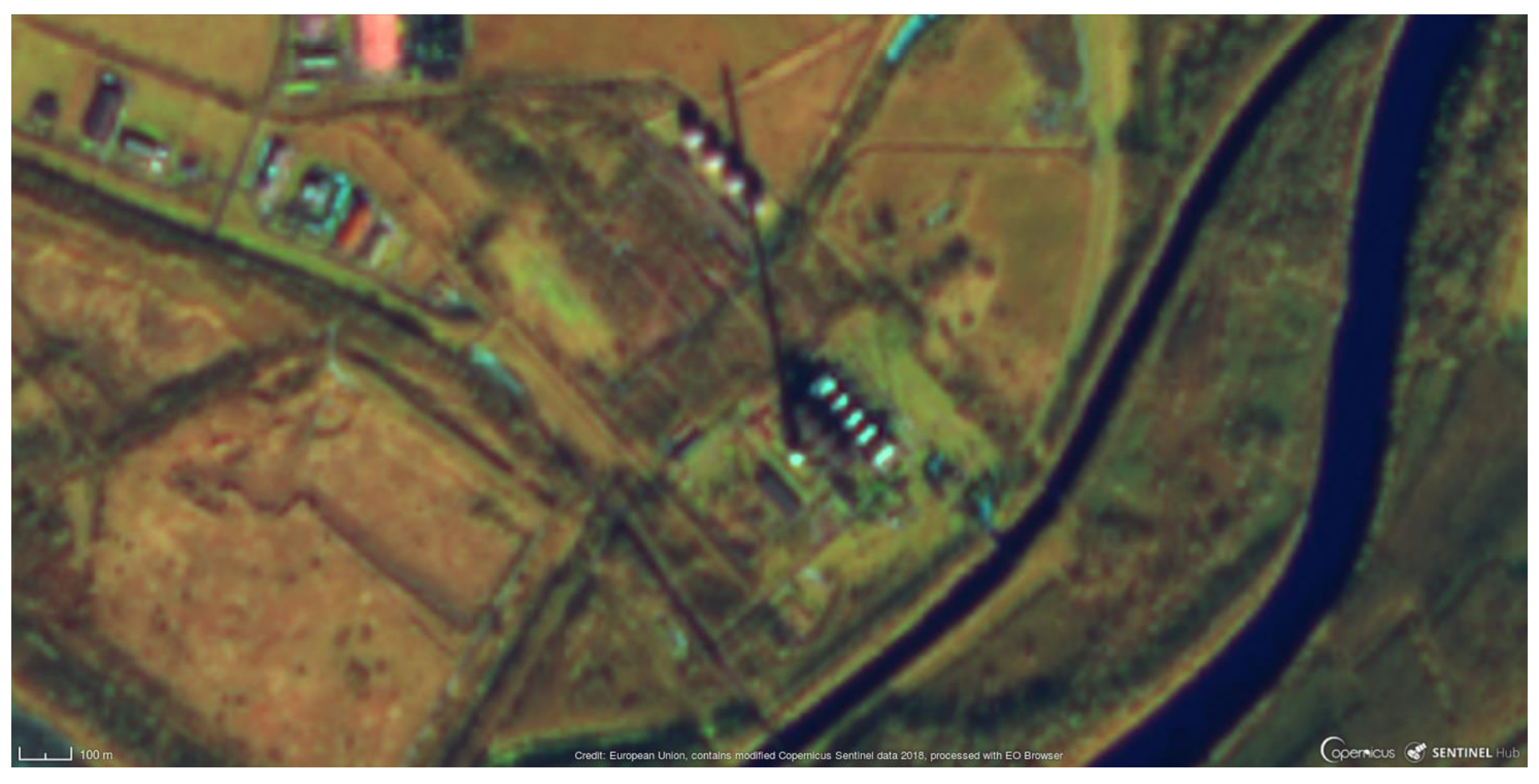 False-colour Sentinel-2 satellite image of the same power plant area taken on 16 December 2018; a long chimney shadow is visible, scale bar 100 m lower left.
