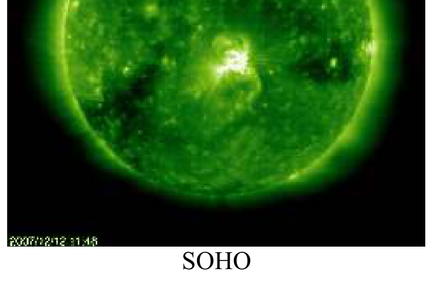 Слънчево изображение от SOHO, зелено, с активно образувание близо до центъра на диска; текст „2007/12/12 11:45“.