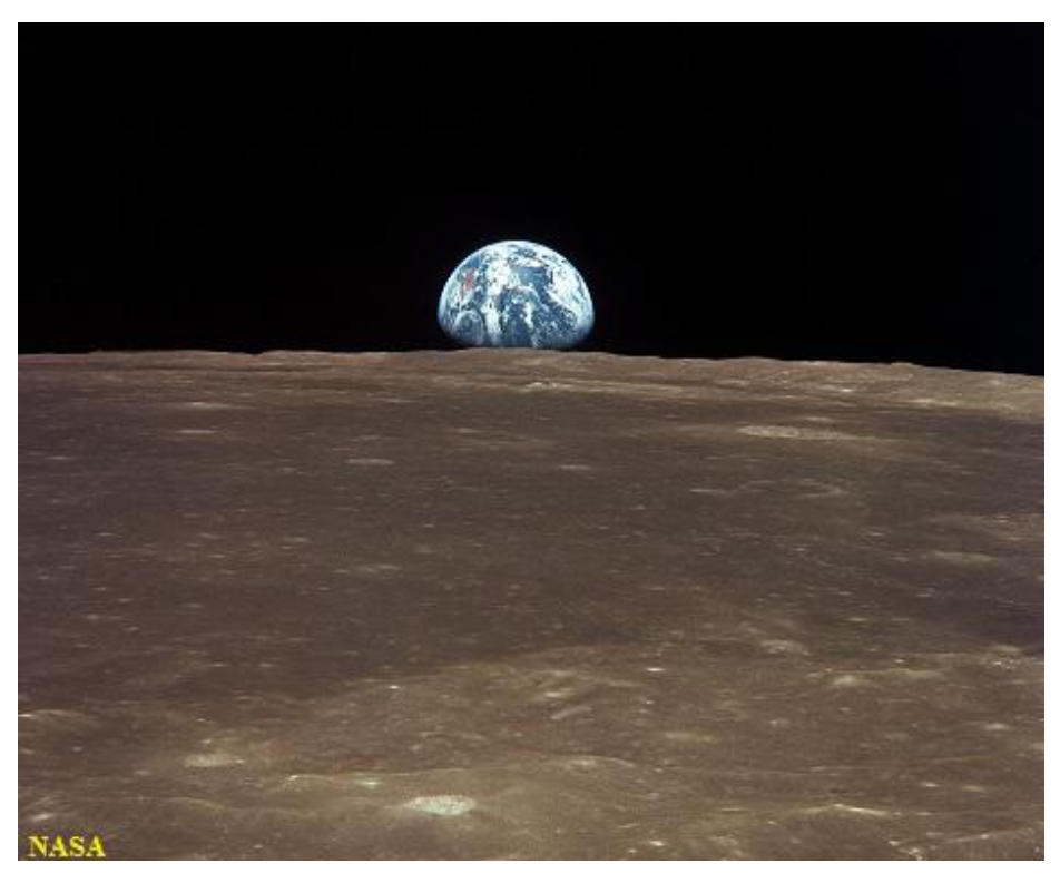 Земята, изгряваща над лунния хоризонт (снимка на NASA).