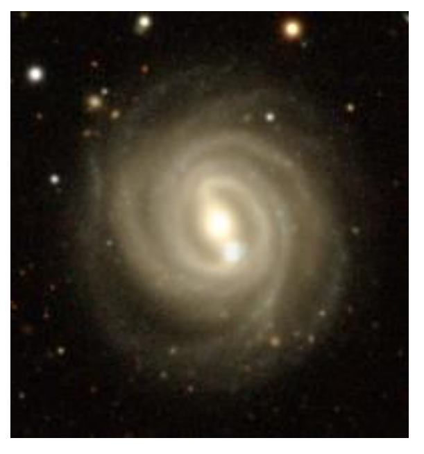 Цветна снимка на пресечената спирална галактика NGC 824 – ярко ядро с бар и няколко спирални ръкава на фона на звездно поле.